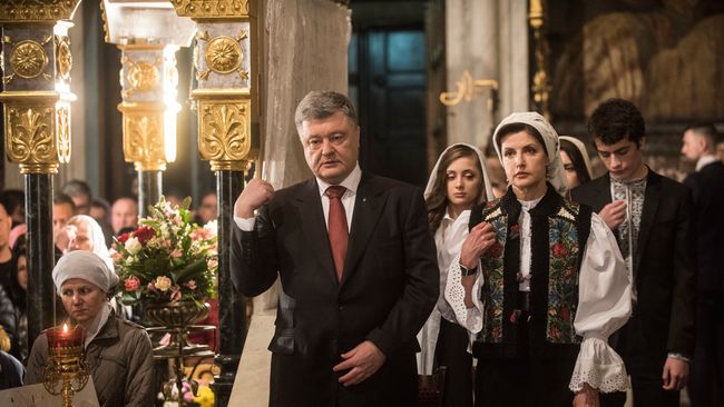 Президент Украины Петр Порошенко с супругой Мариной на праздновании Пасхи в Вологодском монастыре в Киеве Президент Украины Петр Порошенко с супругой Мариной на праздновании Пасхи в Вологодском монастыре в Киеве