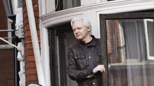 Сооснователь WikiLeaks Джулиан Ассанж на балконе посольства Эквадора в Лондоне. Архивное фото Сооснователь WikiLeaks Джулиан Ассанж на балконе посольства Эквадора в Лондоне. Архивное фото