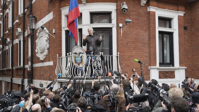 Сооснователь WikiLeaks Джулиан Ассанж на балконе здания посольства Эквадора в Лондоне. Архивное фото Сооснователь WikiLeaks Джулиан Ассанж на балконе здания посольства Эквадора в Лондоне. Архивное фото