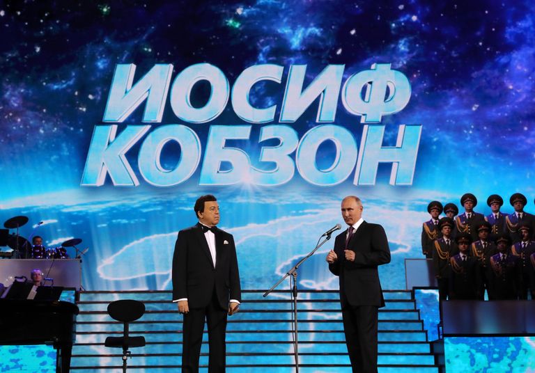 Президент РФ Владимир Путин перед началом торжественного вечера народного артиста СССР Иосифа Кобзона на сцене Государственного Кремлевского дворца Президент РФ Владимир Путин перед началом торжественного вечера народного артиста СССР Иосифа Кобзона на сцене Государственного Кремлевского дворца