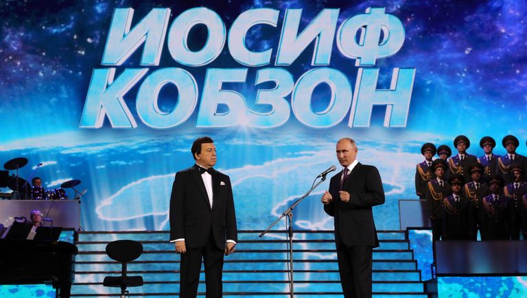 Президент РФ Владимир Путин перед началом торжественного вечера народного артиста СССР Иосифа Кобзона на сцене Государственного Кремлевского дворца