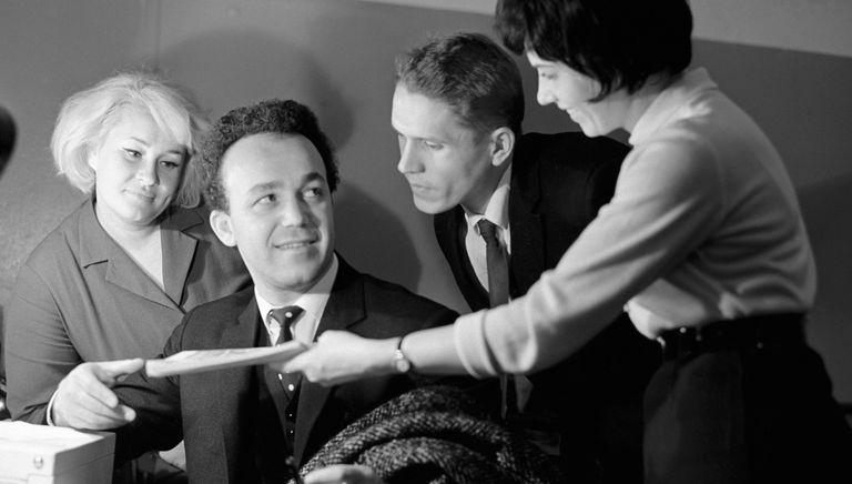 Иосиф Кобзон и почитатели его таланта. 1967 год