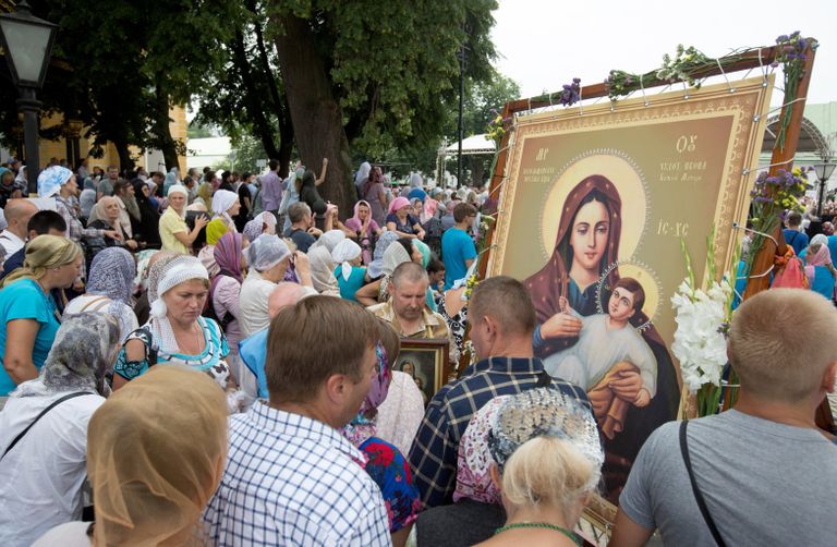 Участники Крестного хода, посвященного 1030-летию Крещения Руси, в Киево-Печерской лавре в Киеве. 27 июля 2018