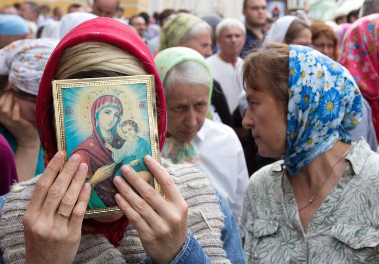 Участники Крестного хода, посвященного 1030-летию Крещения Руси, в Киево-Печерской лавре в Киеве. 27 июля 2018
