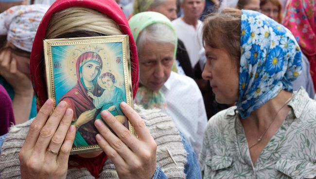 Участники Крестного хода, посвященного 1030-летию Крещения Руси, в Киево-Печерской лавре в Киеве. Архивное фото Участники Крестного хода, посвященного 1030-летию Крещения Руси, в Киево-Печерской лавре в Киеве. Архивное фото