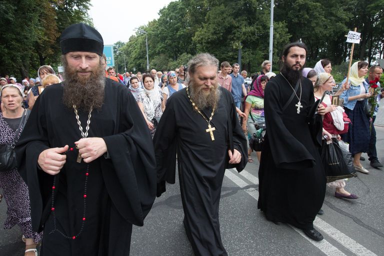 Участники Крестного хода, посвященного 1030-летию Крещения Руси, на одной из улиц в Киеве. 27 июля 2018