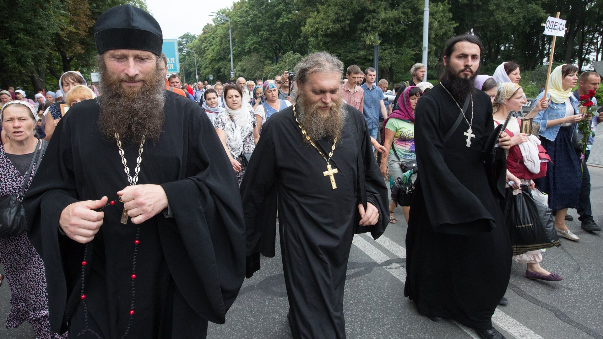 Участники Крестного хода, посвященного 1030-летию Крещения Руси, на одной из улиц в Киеве. 27 июля 2018 - РИА Новости, 1920, 28.07.2021