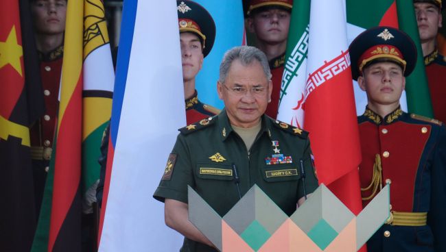 Министр обороны РФ Сергей Шойгу на церемонии открытия конкурса Танковый биатлон-2018 на подмосковном полигоне Алабино. 28 июля 2018 Министр обороны РФ Сергей Шойгу на церемонии открытия конкурса Танковый биатлон-2018 на подмосковном полигоне Алабино. 28 июля 2018