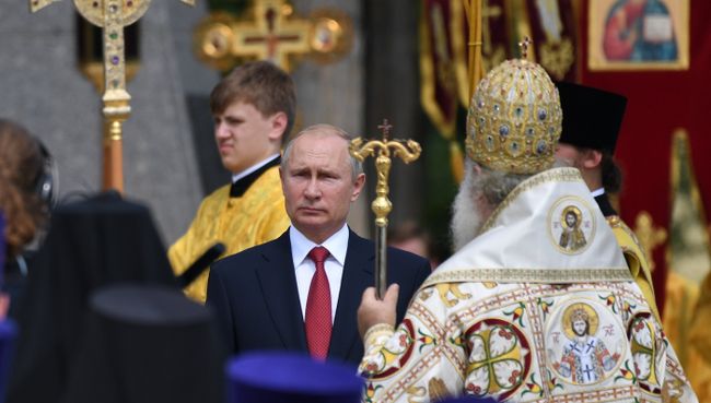 Владимир Путин у памятника святого князя Владимира на Боровицком холме в День празднования 1030-летия Крещения Руси. 28 июля 2018 Владимир Путин у памятника святого князя Владимира на Боровицком холме в День празднования 1030-летия Крещения Руси. 28 июля 2018