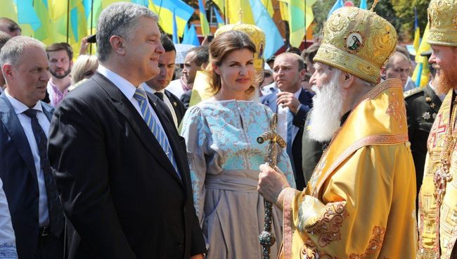 Президент Украины Петр Порошенко вместе с супругой принял участие в крестном ходе по случаю празднования 1030-летия со Дня крещения Руси. 28 июля 2018 Президент Украины Петр Порошенко вместе с супругой принял участие в крестном ходе по случаю празднования 1030-летия со Дня крещения Руси. 28 июля 2018
