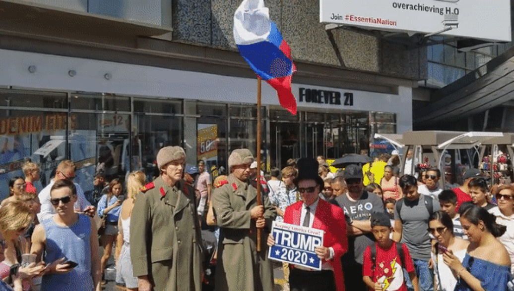 Российские солдаты, охраняющие звезду Трампа в Голливуде, попали на видео Российские солдаты, охраняющие звезду Трампа в Голливуде, попали на видео