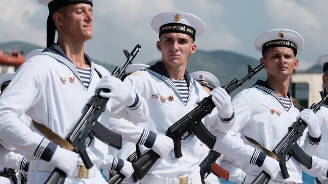Построение моряков перед началом главного военно-морского парада в честь Дня Военно-Морского Флота России в Санкт-Петербурге. 29 июля 2018 Построение моряков перед началом главного военно-морского парада в честь Дня Военно-Морского Флота России в Санкт-Петербурге. 29 июля 2018