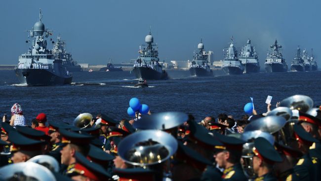 Корабли ВМФ России на главном военно-морском параде в Кронштадте