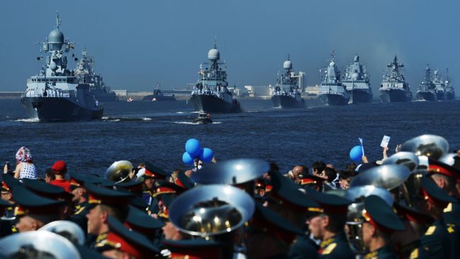 Корабли ВМФ России на главном военно-морском параде в Кронштадте