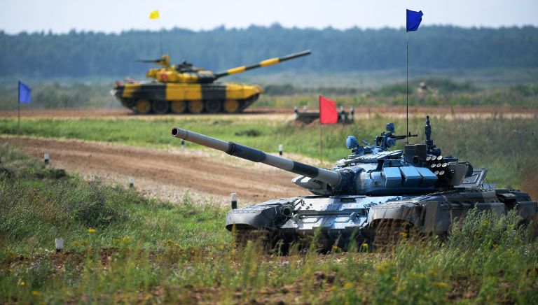 Танки команды армии Армении (на первом плане) и Вьетнама в индивидуальной гонке международных соревнований Танковый биатлон — 2018 на подмосковном полигоне Алабино