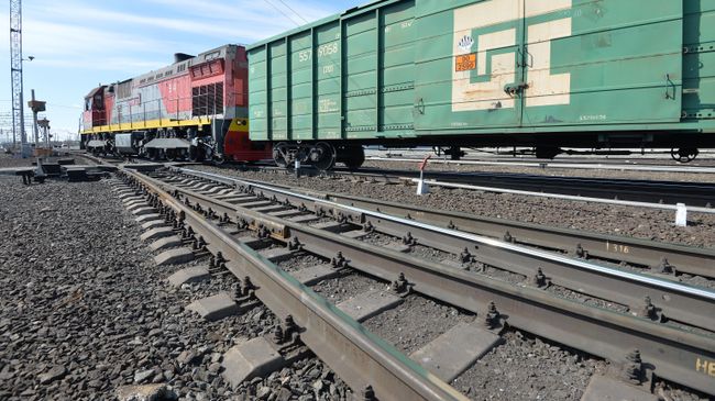 Тепловоз с грузовыми вагонами Тепловоз с грузовыми вагонами