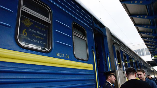 Поезд Киев-Москва на перроне Центрального железнодорожного вокзала в Киеве. Архивное фото Поезд Киев-Москва на перроне Центрального железнодорожного вокзала в Киеве. Архивное фото