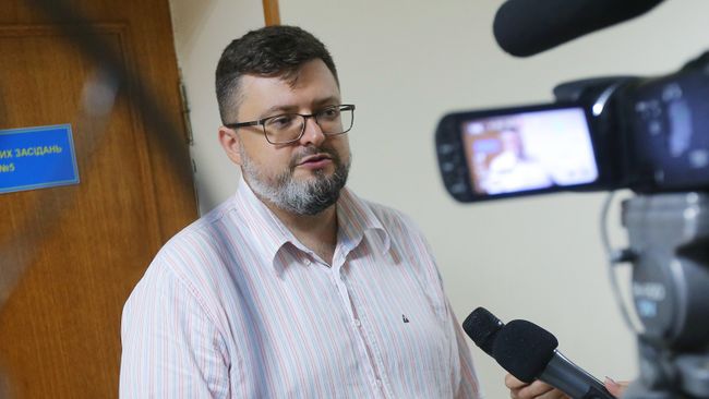 Адвокат руководителя портала РИА Новости Украина Кирилла Вышинского Андрей Доманский отвечает на вопросы журналистов в здании апелляционного суда Херсонской области Адвокат руководителя портала РИА Новости Украина Кирилла Вышинского Андрей Доманский отвечает на вопросы журналистов в здании апелляционного суда Херсонской области