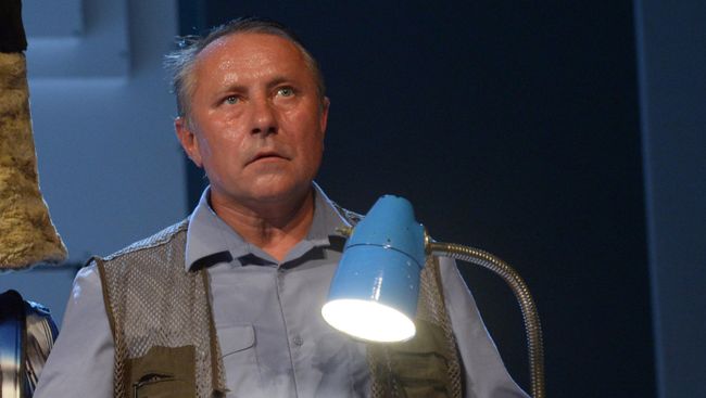 Актер Сергей Шеховцов в роли милиционера Бузунько в сцене из спектакля ГенАцид. Деревенский анекдот