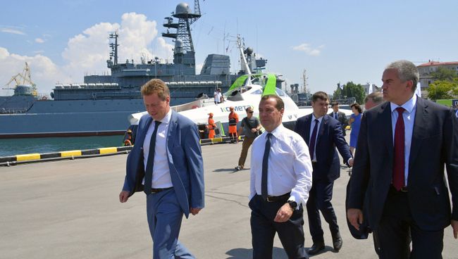 Премьер-министр России Дмитрий Медведев принял участие в церемонии запуска пассажирского судна Комета, которое будет курсировать по маршруту Севастополь-Ялта Премьер-министр России Дмитрий Медведев принял участие в церемонии запуска пассажирского судна Комета, которое будет курсировать по маршруту Севастополь-Ялта