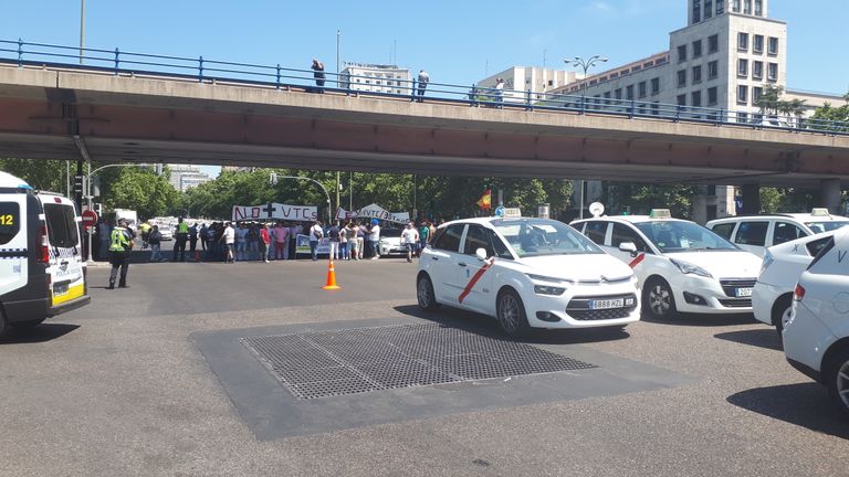 Бастующие против Uber мадридские таксисты заблокировали одну из центральных улиц города