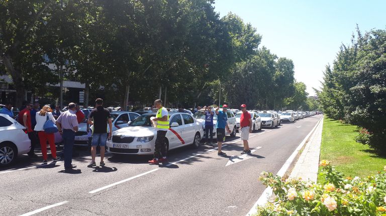Бастующие против Uber мадридские таксисты заблокировали одну из центральных улиц города
