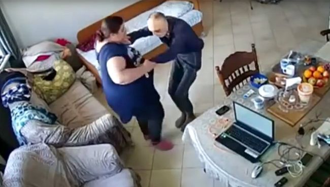 Стоп-кадр записи камеры видеонаблюдения, зафиксировавшей издевательства сиделки Месимбы Аджеляловой над изобретателем Владимиром Брувером Стоп-кадр записи камеры видеонаблюдения, зафиксировавшей издевательства сиделки Месимбы Аджеляловой над изобретателем Владимиром Брувером