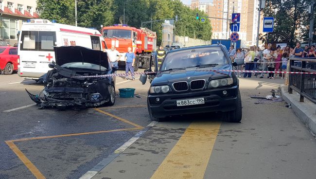 Последствия в ДТП с участием двух автомобилей в поселке Коммунарка. 30 июля 2018 Последствия в ДТП с участием двух автомобилей в поселке Коммунарка. 30 июля 2018