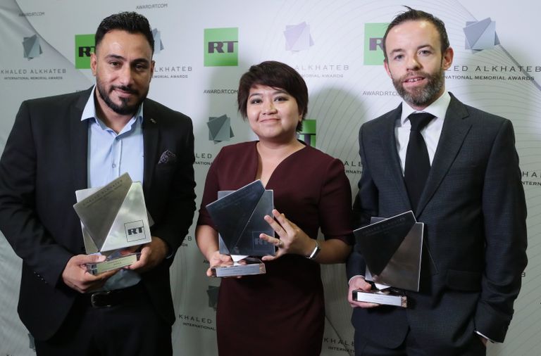 Лауреаты международной премии The Khaled Alkhateb Memorial Awards за лучшие работы военных корреспондентов из горячих точек: Асаад аль-Зальзали (Ирак), Анна Каренина Толентино (Сингапур) и Джейсон О'Брайен (Ирландия). 30 июля 2018 Лауреаты международной премии The Khaled Alkhateb Memorial Awards за лучшие работы военных корреспондентов из горячих точек: Асаад аль-Зальзали (Ирак), Анна Каренина Толентино (Сингапур) и Джейсон О'Брайен (Ирландия). 30 июля 2018
