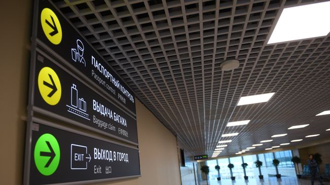 Указатели в зале нового терминала аэропорта Домодедово