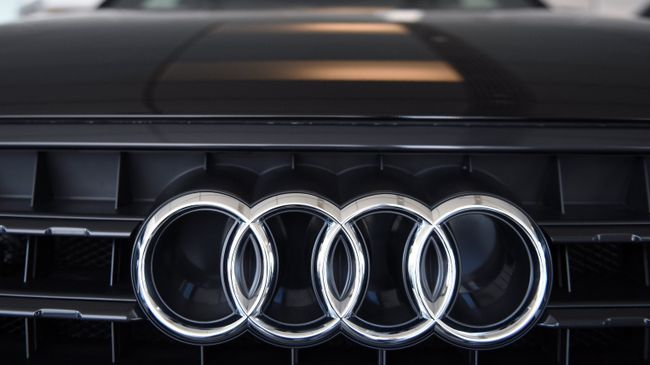 Эмблема Audi на автомобиле в официальном дилерском центре Ауди Центр Таганка в Москве Эмблема Audi на автомобиле в официальном дилерском центре Ауди Центр Таганка в Москве