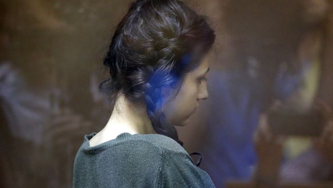 Задержанная по обвинению в убийстве 18-летняя Кристина Хачатурян в Останкинском суде. 30 июля 2018 Задержанная по обвинению в убийстве 18-летняя Кристина Хачатурян в Останкинском суде. 30 июля 2018