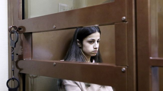 Задержанная по обвинению в убийстве отца 19-летняя Ангелина Хачатурян в Останкинском суде. Архивное фото Задержанная по обвинению в убийстве отца 19-летняя Ангелина Хачатурян в Останкинском суде. Архивное фото