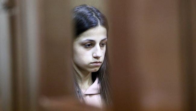 Задержанная по обвинению в убийстве отца 19-летняя Ангелина Хачатурян в Останкинском суде. 30 июля 2018 Задержанная по обвинению в убийстве отца 19-летняя Ангелина Хачатурян в Останкинском суде. 30 июля 2018