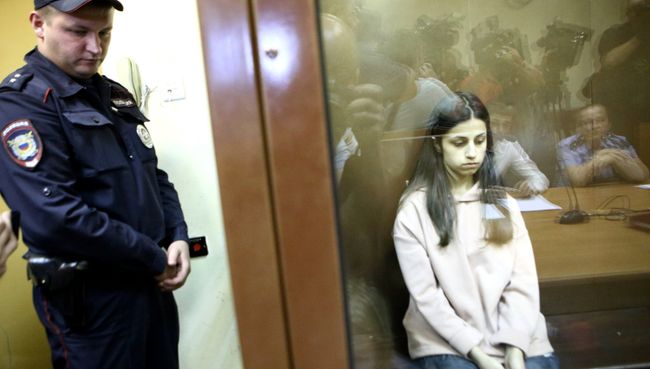 Задержанная по обвинению в убийстве отца 19-летняя Ангелина Хачатурян в Останкинском суде. 30 июля 2018