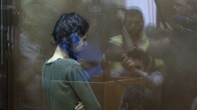 Задержанная по обвинению в убийстве 18-летняя Кристина Хачатурян в Останкинском суде. Архивное фото Задержанная по обвинению в убийстве 18-летняя Кристина Хачатурян в Останкинском суде. Архивное фото