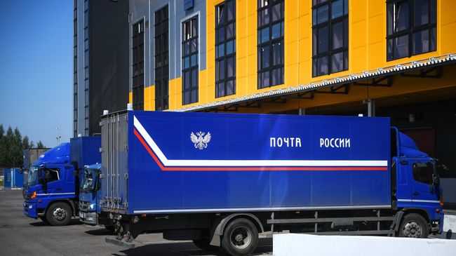 Машина Почта России у логистического почтового центра Внуково