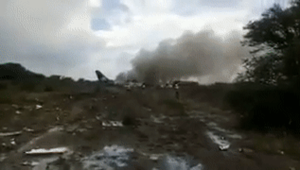 Видео с места крушения пассажирского самолета в Мексике Видео с места крушения пассажирского самолета в Мексике