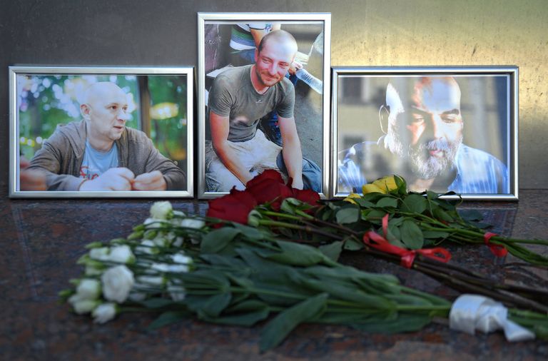 Цветы у фотографий погибших в Центральноафриканской Республике журналистов: Орхана Джемаля, Кирилла Радченко и Александра Расторгуева возле Дома журналистов в Москве. 1 августа 2018 Цветы у фотографий погибших в Центральноафриканской Республике журналистов: Орхана Джемаля, Кирилла Радченко и Александра Расторгуева возле Дома журналистов в Москве. 1 августа 2018