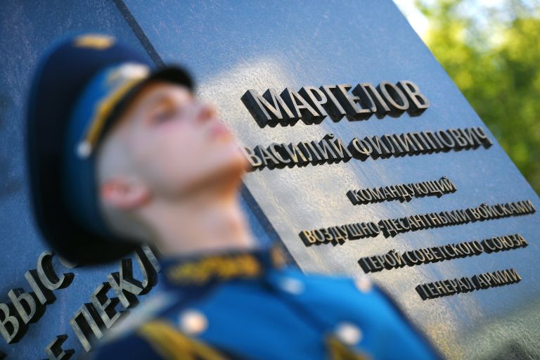 Военнослужащий почетного караула на церемонии открытия памятника генералу Василию Маргелову Военнослужащий почетного караула на церемонии открытия памятника генералу Василию Маргелову