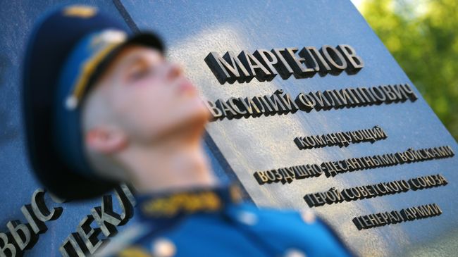 Военнослужащий почетного караула на церемонии открытия памятника генералу Василию Маргелову Военнослужащий почетного караула на церемонии открытия памятника генералу Василию Маргелову