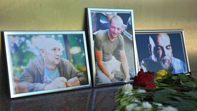 Цветы у фотографий погибших в Центральноафриканской Республике журналистов: Орхана Джемаля, Кирилла Радченко и Александра Расторгуева возле Дома журналистов в Москве. 1 августа 2018 Цветы у фотографий погибших в Центральноафриканской Республике журналистов: Орхана Джемаля, Кирилла Радченко и Александра Расторгуева возле Дома журналистов в Москве. 1 августа 2018