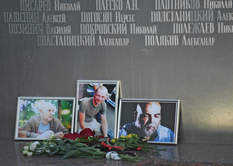Цветы у фотографий погибших в Центральноафриканской Республике журналистов: Орхана Джемаля, Кирилла Радченко и Александра Расторгуева возле Дома журналистов в Москве. 1 августа 2018 Цветы у фотографий погибших в Центральноафриканской Республике журналистов: Орхана Джемаля, Кирилла Радченко и Александра Расторгуева возле Дома журналистов в Москве. 1 августа 2018