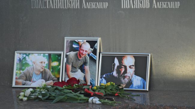 Цветы у фотографий погибших в Центральноафриканской Республике журналистов: Орхана Джемаля, Кирилла Радченко и Александра Расторгуева возле Дома журналистов в Москве. 1 августа 2018 Цветы у фотографий погибших в Центральноафриканской Республике журналистов: Орхана Джемаля, Кирилла Радченко и Александра Расторгуева возле Дома журналистов в Москве. 1 августа 2018