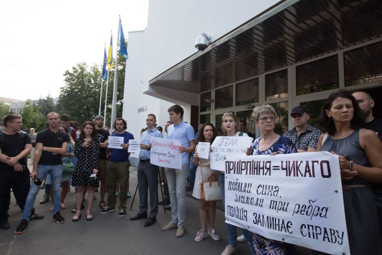 Участники акции против полицейского произвола у здания министерства внутренних дел Украины в Киеве. 1 августа 2018