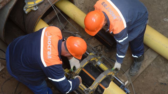 Рабочие Мосгаза укладывают новый газопровод Рабочие Мосгаза укладывают новый газопровод