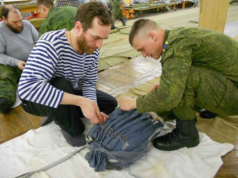Священник Вадим Балдов,217-й Ивановский парашютно-десантный полк, проверяет с военнослужащим экипировку Священник Вадим Балдов,217-й Ивановский парашютно-десантный полк, проверяет с военнослужащим экипировку