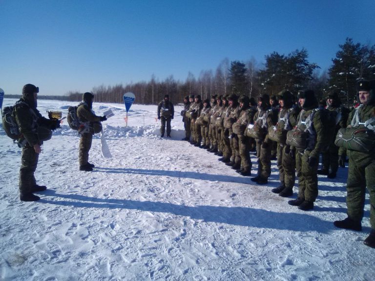 Молебен перед совершением военнослужащими парашютного зимнего прыжка служит священник Андрей Шеломенцев Молебен перед совершением военнослужащими парашютного зимнего прыжка служит священник Андрей Шеломенцев