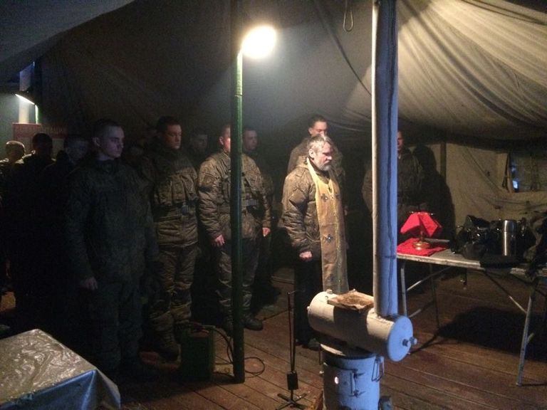 Причастие во время боевого задания. Служит священник Андрей Шеломенцев Причастие во время боевого задания. Служит священник Андрей Шеломенцев