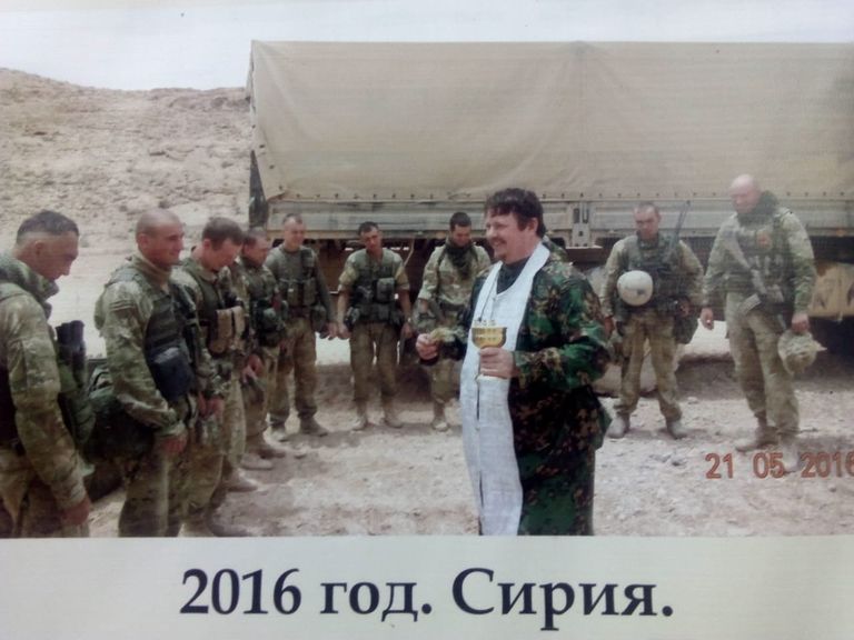 Протоиерей Александр Солдатенков, помощник командира 45-й бригады спецназа, окропляет военных святой водой. Сирия. 2016 Протоиерей Александр Солдатенков, помощник командира 45-й бригады спецназа, окропляет военных святой водой. Сирия. 2016